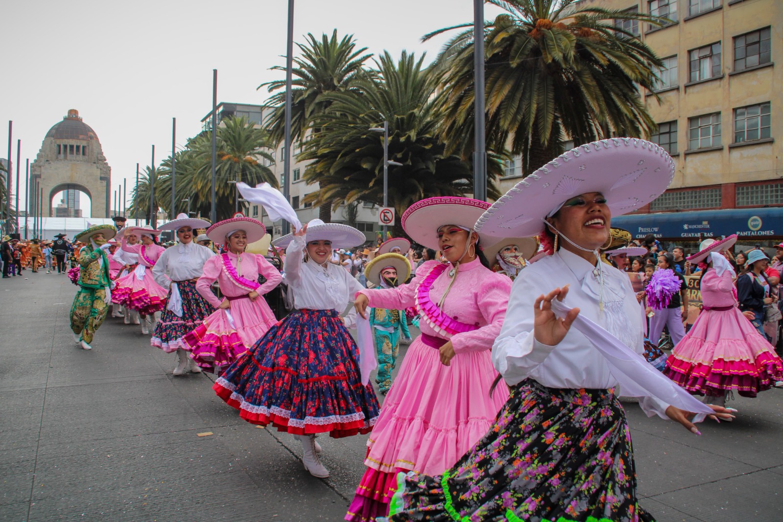 CDMX se pinta de tradición: Carnaval de Carnavales reúne a miles en el Centro Histórico