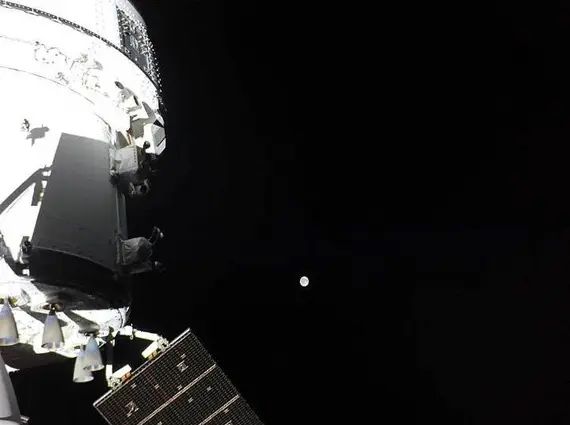 Astronautas de Artemis II vislumbran el “Gran Cañón” de la Luna en histórico viaje
