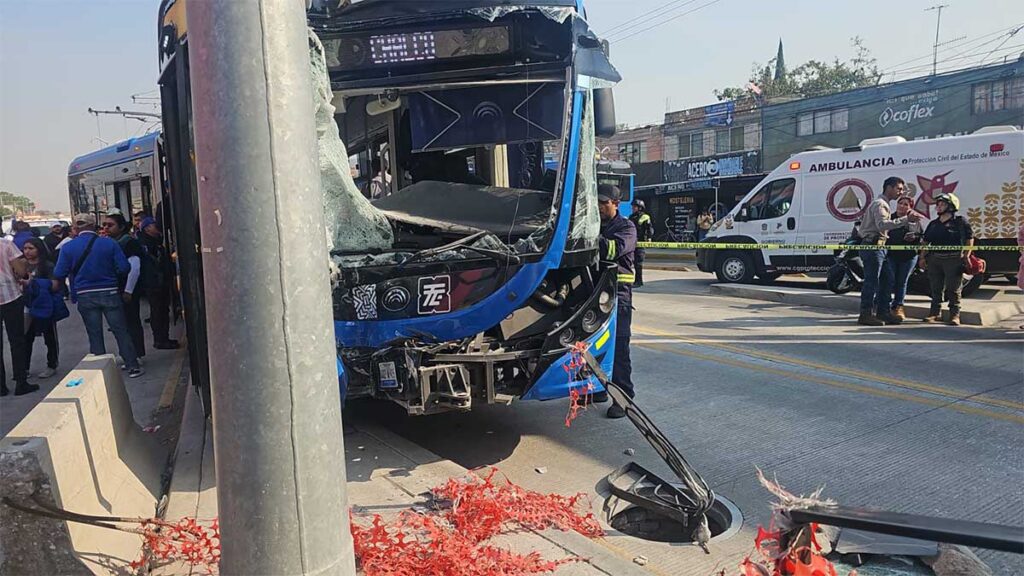 Falla humana o infraestructura deficiente: trolebús choca en Valle de Chalco