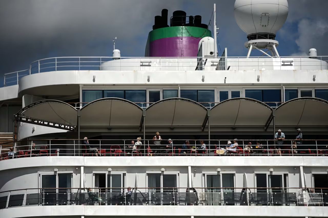 Francia confina a 1,700 pasajeros de crucero por brote infeccioso; investigan intoxicación